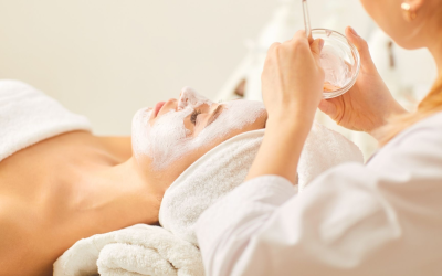 Tendances maquillage 2024 : chiffres, skinimalisme, innovations et réalité augmentée