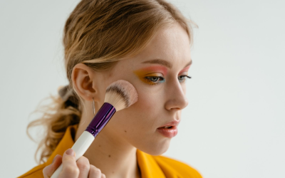 Maquillage 2024: boom mondial, influence tiktok et innovations clés