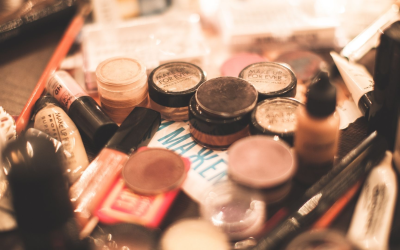 Innovation cosmétique 2024: brevets verts, peptides biomimétiques et skin-tech connectée