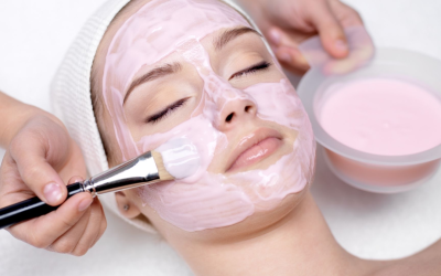 Maquillage 2024 : usage massif, gestes experts, routine transformée